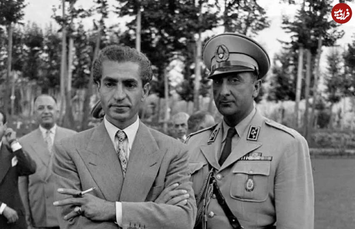 عکس؛ سفر در زمان؛ «نصیری، رئیس ساواک» در کنار مقامات دربار در یک مراسم؛ دهه 40