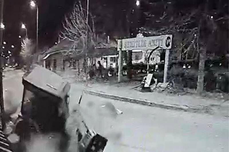 (ویدئو) لحظه متلاشی شدن تراکتور پس از تصادف هولناک با خودروی سرقتی در نیمه‌شب!