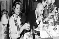 تصاویر؛ سفر در زمان؛ بازیگر مشهور هالیوود در تهران چلوکباب خورد و از اصفهان گز سوغاتی برد!