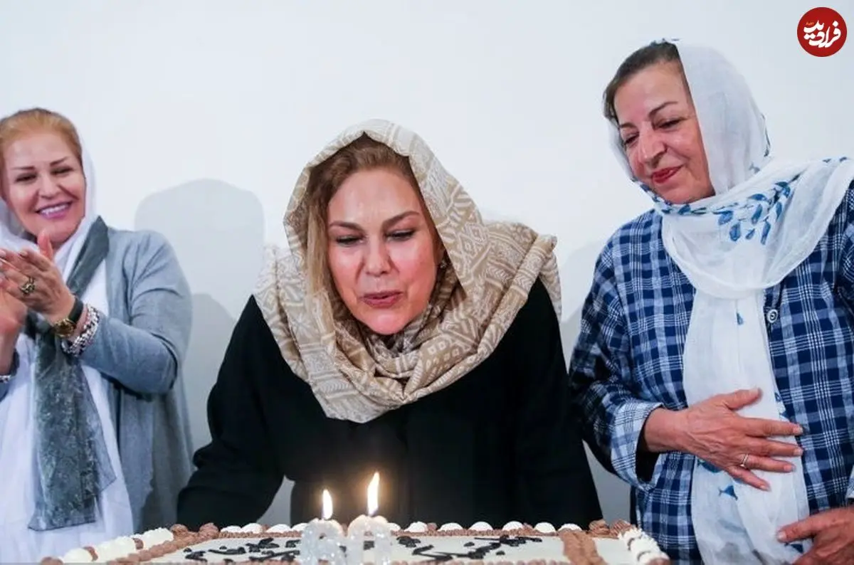 عکس| سفر زمان؛ «مهرانه مهین ترابی» در کنار «ایرج قادری» در پشت‌صحنه یک فیلم؛ سال 87