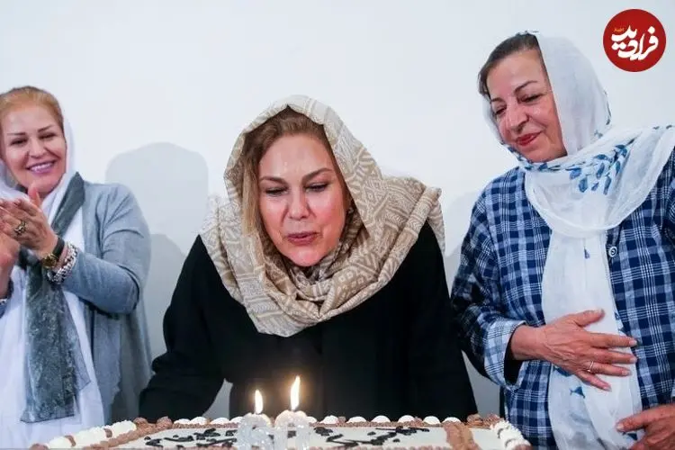 عکس| سفر زمان؛ «مهرانه مهین ترابی» در کنار «ایرج قادری» در پشت‌صحنه یک فیلم؛ سال 87