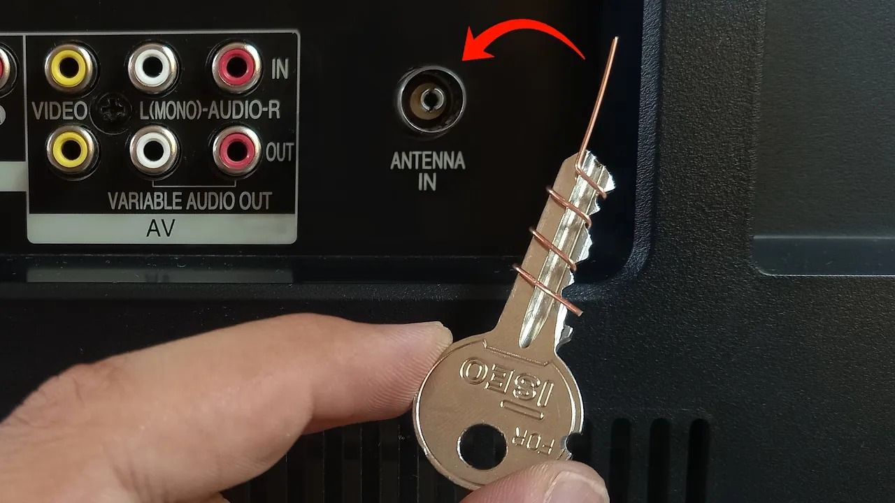 (ویدئو) اگر کلید را به خروجی آنتن تلویزیون متصل کنید چه اتفاقی رخ می دهد؟