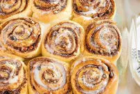 طرز تهیه رول کدو حلوایی با خمیر هزارلا و سس مخصوص