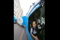 ( ویدیو) هنر تماشایی یک زن در رانندگی با کامیون 18 چرخ