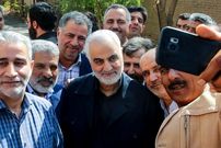 عکس؛ سفر به تاریخ؛ بوسۀ «سردار سلیمانی» بر پیشانی «نوۀ امام خمینی»؛ سال 1396