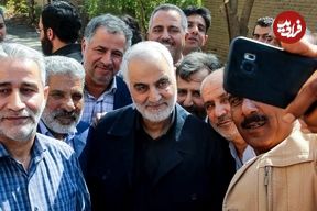 عکس؛ سفر به تاریخ؛ بوسۀ «سردار سلیمانی» بر پیشانی «نوۀ امام خمینی»؛ سال 1396