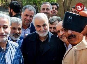 عکس؛ سفر به تاریخ؛ بوسۀ «سردار سلیمانی» بر پیشانی «نوۀ امام خمینی»؛ سال 1396
