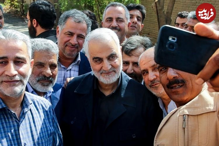 عکس؛ سفر به تاریخ؛ بوسۀ «سردار سلیمانی» بر پیشانی «نوۀ امام خمینی»؛ سال 1396