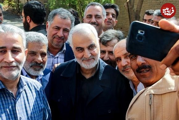عکس؛ سفر به تاریخ؛ بوسۀ «سردار سلیمانی» بر پیشانی «نوۀ امام خمینی»؛ سال 1396