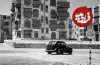 عکس؛ سفر در زمان؛ «5 مرد عربستانی در حال نماز خواندن در پمپ بنزین»؛ سال 1354