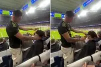 ببینید| خشم هواداران از تماشاگری که وسط بازی رئال و بایرن روی سکوها موهایش را کوتاه کرد