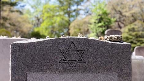(عکس) نوشته تلافی جویانه و عجیب روی سنگ قبر یک یهودی در آمریکا!