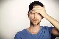 پدیدۀ عجیب «آشناپنداری» چیست و چه زمانی اتفاق می‌افتد؟