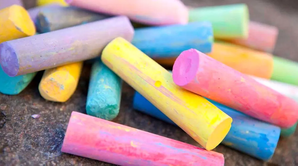 ۸ کاربرد عجیب و جالب گچ تخته سیاه در امور خانه