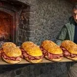 ببینید| غذای روستایی در آذربایجان؛ تهیه ساندویچ فرانسوی با گوشت گاو در روستا