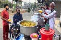 ببینید؛ غذای خیابانی در پاکستان؛ تهیه حلیم و نخود پخته توسط آشپز مسن در لاهور