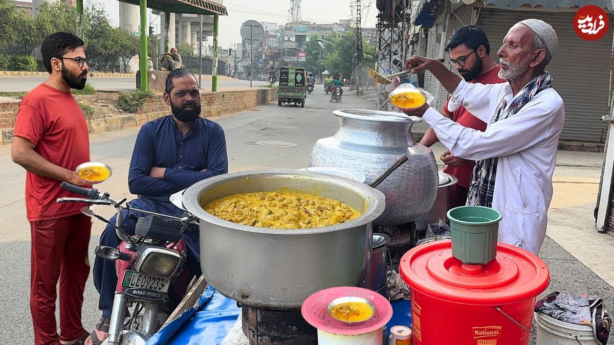 ببینید؛ غذای خیابانی در پاکستان؛ تهیه حلیم و نخود پخته توسط آشپز مسن در لاهور