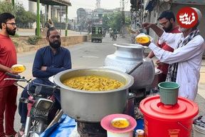 ببینید؛ غذای خیابانی در پاکستان؛ تهیه حلیم و نخود پخته توسط آشپز مسن در لاهور