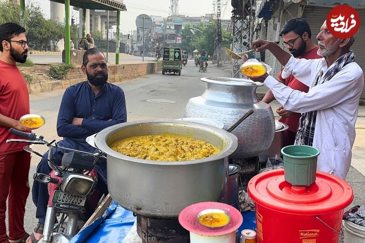 ببینید؛ غذای خیابانی در پاکستان؛ تهیه حلیم و نخود پخته توسط آشپز مسن در لاهور