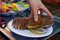 ببینید؛ غذای خیابانی در ویتنام؛ پخت غذا و ساشیمی با خرچنگ بالمین در هانوی