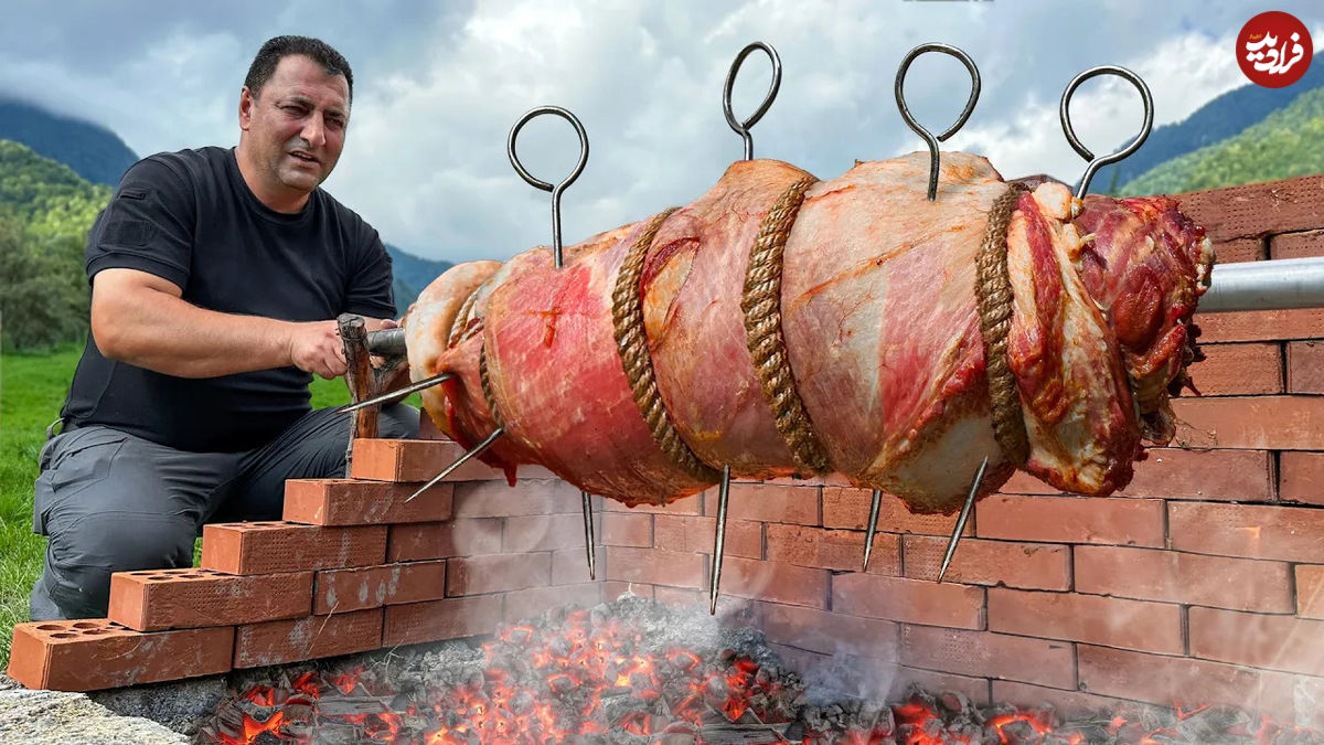 (ویدئو) پخت دنده گاو با پنیر روی آتش به سبک آشپز روستایی آذربایجانی 