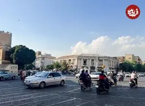 عکس| سفر به تهران قدیم؛ «نمایی از خیابان جمهوری، وقتی خاکی بود»؛ سال 1305