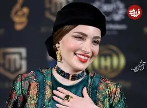 عکس| سفر زمان؛ ژست‌های جالب «بهنوش طباطبایی» در یک تئاتر موزیکال؛ سال 98