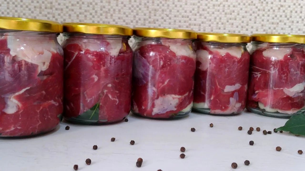 (ویدئو) نحوه کنسرو کردن گوشت در ظرف شیشه ای به روش آشپز مشهور روس