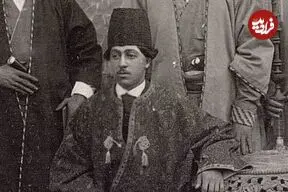 عکس| سفر زمان؛ شازدۀ قاجاری در کنار محافظان قداره‌بند و سایر نوچه‌هایش