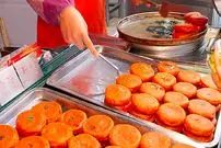 ببینید| غذای خیابانی در چین؛ پخت «دونات خرمالو» در شی آن