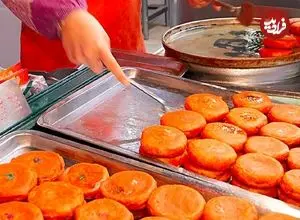 ببینید| غذای خیابانی در چین؛ پخت «دونات خرمالو» در شی آن