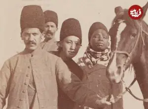 عکس| سفر زمان؛ «کوتولۀ اسب‌سوار» در کنار خواجه‌ها و درباری‌ها؛ 135 سال قبل
