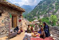 ببینید؛ غذای روستایی در افغانستان؛ پخت خوراک مرغ و نان تازه در کوهستان