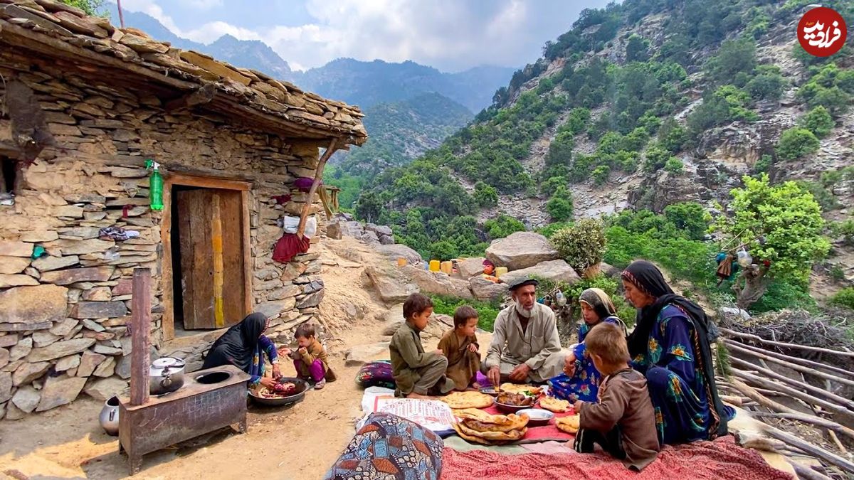 ببینید؛ غذای روستایی در افغانستان؛ پخت خوراک مرغ و نان تازه در کوهستان