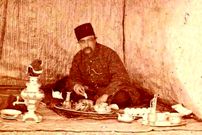 عکس؛ سفر به تاریخ؛ «ناصرالدین شاه» سوار بر سه‌چرخۀ سلطنتی در حیاط کاخ گلستان