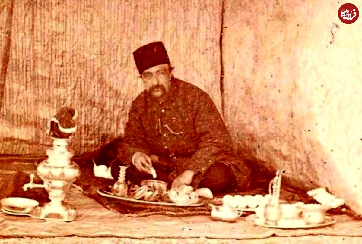 عکس؛ سفر به تاریخ؛ «ناصرالدین شاه» سوار بر سهچرخۀ سلطنتی در حیاط کاخ گلستان