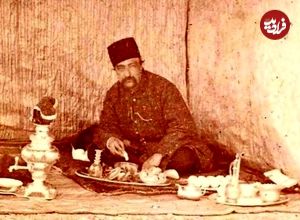 عکس؛ سفر به تاریخ؛ «ناصرالدین شاه» سوار بر سه‌چرخۀ سلطنتی در حیاط کاخ گلستان