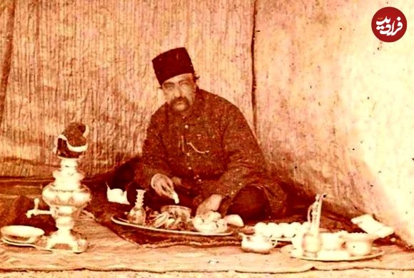 عکس؛ سفر به تاریخ؛ «ناصرالدین شاه» سوار بر سه‌چرخۀ سلطنتی در حیاط کاخ گلستان