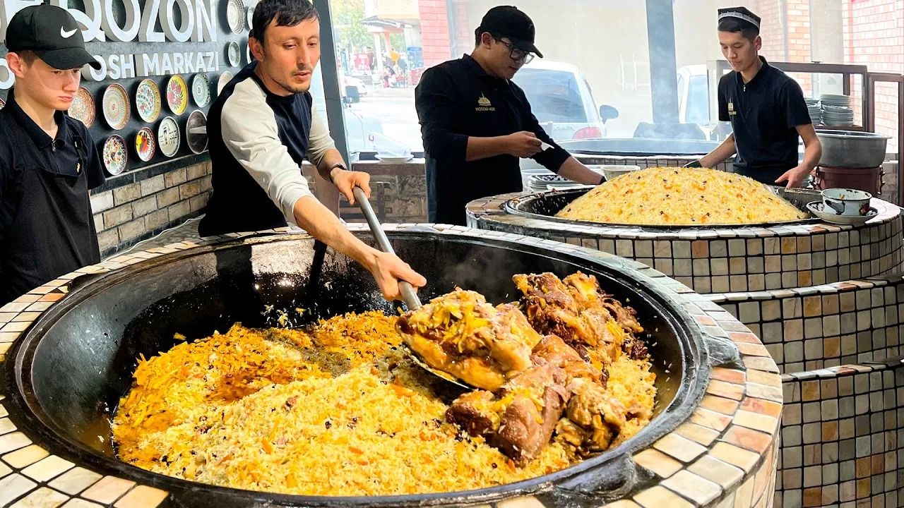 (ویدئو) غذای خیابانی در ازبکستان؛ نحوه پخت 135 کیلوگرم پلو ازبکی با گوشت