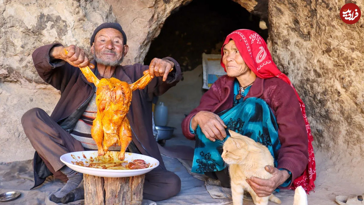 (ویدئو) پخت مرغ به روش سنتی به روش یک زوج مسن افغان در یک غار باستانی