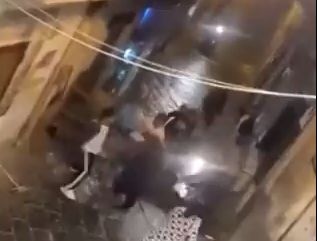 ( ویدیو) کتک زدن بی‌رحمانه یک مهاجر افغان بعد از دزدی در ناپل