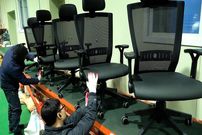 ببینید؛ مراحل دیدنی تولید صندلی اداری با طراحی ارگونومیک در یک کارخانه در کره