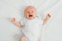 دلیل گریه طولانی و بی‌دلیل نوزادان چیست؟ بررسی نشانه‌ها و کنترل کولیک نوزاد