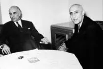 عکس| سفر در زمان؛ «محمد مصدق» در حال دست دادن با لوئی هندرسن، سفیر آمریکا در ایران