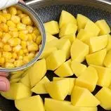ببینید| طرز تهیه یک غذای ساده و جدید با سیب زمینی و ذرت