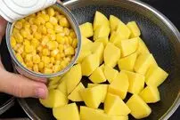 ببینید| طرز تهیه یک غذای ساده و جدید با سیب زمینی و ذرت