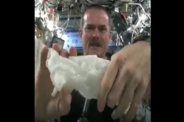 (ویدیو)  آزمایش هیجان‌انگیز فضانورد ناسا در ایستگاه فضایی