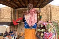 ببینید| غذای روستایی در کنیا؛ ماهی تیلاپیای سرخ شده با برنج و سبزیجات معطر