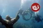 ببینید| پاکسازی مجسمه مسیح در اعماق دریا