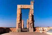 عکس| سفر به تاریخ؛ دو مرد قاجاری در کنار دروازۀ ملل تخت جمشید؛ بیش از یک قرن قبل